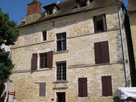  Belle façade avec disposition dissymétrique des ouvertures (place Pélissière)